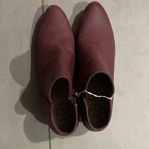 Daisy Fuentes Maroon Ankle Booties